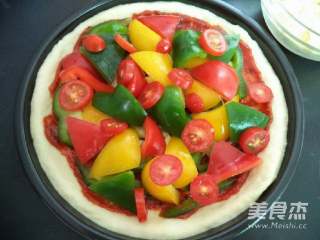 10、自制披萨,然后放上三椒和圣女果