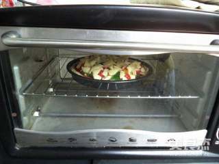 12、自制披萨,烤箱预热200度,放中层烤15-20分钟左右