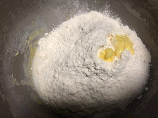 1、虾仁培根披萨,厨师机里放入所有饼皮的材料。