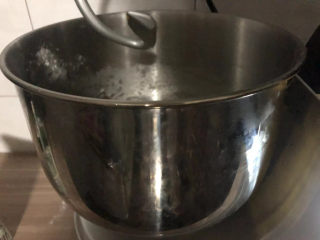 2、虾仁培根披萨,厨师机揉面。