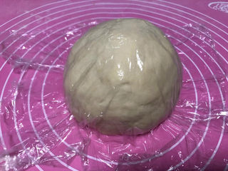 3、虾仁培根披萨,揉成一个光滑的面团，盖保鲜膜发酵。