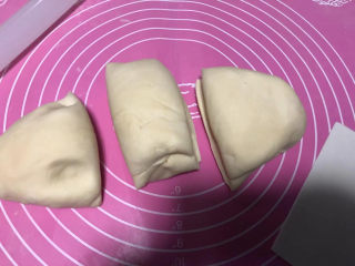 5、虾仁培根披萨,平均分成三份。