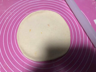 6、虾仁培根披萨,把一个面团擀开，擀成圆形。