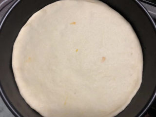 7、虾仁培根披萨,把面皮放入模具里，整理成和模具一样大小。