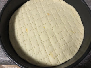 8、虾仁培根披萨,用叉子在面皮上扎孔。