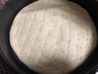 9、虾仁培根披萨,再进行第二次发酵，发至面皮厚度增大一倍。