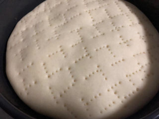 11、虾仁培根披萨,不必烤太过，定下型，颜色还是白白的就好，后期还要加馅料再烤的。