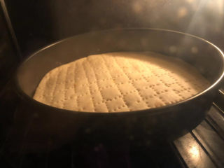 10、虾仁培根披萨,烤箱预热150度，烤约10分钟。