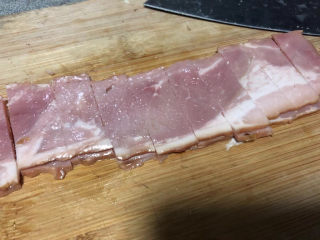 13、虾仁培根披萨,培根切小段。