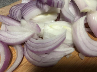 14、虾仁培根披萨,洋葱切成丝。