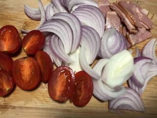 15、虾仁培根披萨,小番茄切小块。