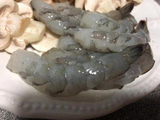 16、虾仁培根披萨,虾仁去头去壳去肠线。