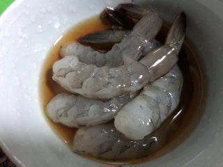 17、虾仁培根披萨,泡在料酒里腌10分钟。