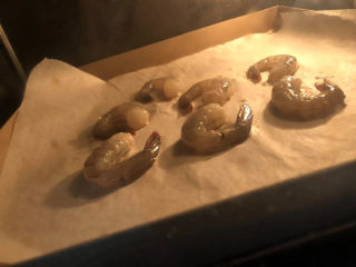 18、虾仁培根披萨,烤箱里烤10分钟。