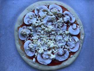 21、虾仁培根披萨,先铺一层蘑菇片，撒一层芝士。