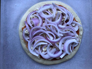 22、虾仁培根披萨,接着堆放上洋葱丝。