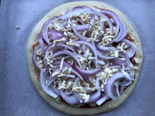 23、虾仁培根披萨,继续再撒一层的芝士。