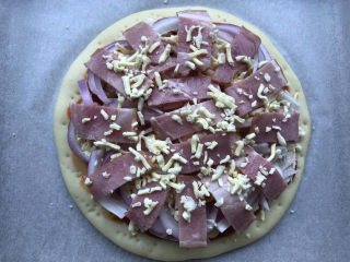 24、虾仁培根披萨,铺满培根片，再撒芝士。