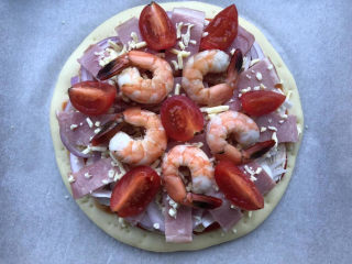 25、虾仁培根披萨,放上虾仁，番茄。