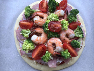 26、虾仁培根披萨,有西兰花还可以放几朵，颜色更好看。