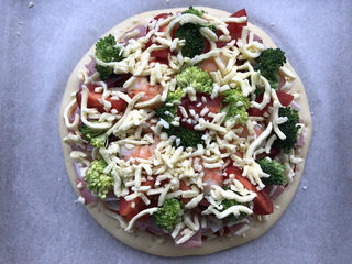 27、虾仁培根披萨,最后撒一层芝士。