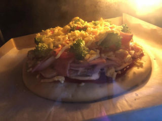 28、虾仁培根披萨,烤箱预热200度，烤约20分钟。