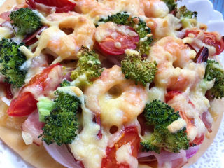 29、虾仁培根披萨,上桌前，撒黑胡椒粉。