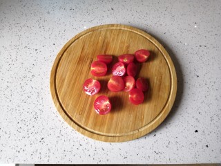 4、百变水果   鸡肉果蔬沙拉,小番茄对半切开