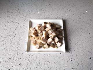 6、百变水果   鸡肉果蔬沙拉,鸡肉解冻后蒸5分钟，冷却后切小块。