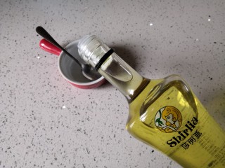 8、百变水果   鸡肉果蔬沙拉,在加入亚麻籽油调匀。