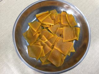 1、南瓜汉堡包,南瓜去皮切片隔水蒸熟