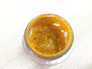 2、南瓜汉堡包,冷却后放入料理机内，搅打成蓉，并称去110克