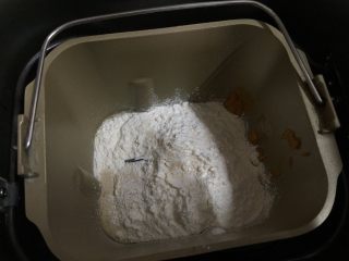 3、南瓜汉堡包,主料中除黄油以外，全部材料放进面包桶内，运行一个IMIX程序