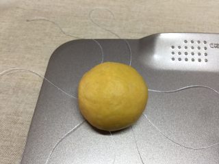 11、南瓜汉堡包,静置完毕后，将面团揉圆排气，放置在棉线中间