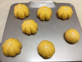 14、南瓜汉堡包,全部处理好，就盖保鲜膜发酵30分钟