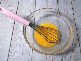 2、宝宝健康小食——黑芝麻薄脆饼干,鸡蛋磕入碗中，打散