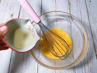 3、宝宝健康小食——黑芝麻薄脆饼干,加入玉米油