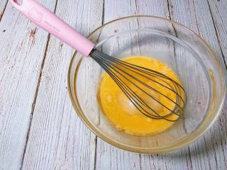 4、宝宝健康小食——黑芝麻薄脆饼干, 加入白砂糖，搅拌均匀