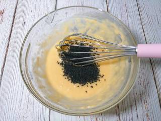 7、宝宝健康小食——黑芝麻薄脆饼干,加入黑芝麻，搅拌均匀
