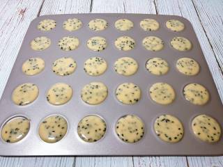 10、宝宝健康小食——黑芝麻薄脆饼干,每次不要挤太多，6分满即可，面糊会流动，自动摊开，同时烤箱上下管160度预热