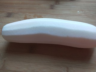 1、白萝卜香辣凉拌菜   新文美食,白萝卜去皮洗干净。