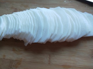 2、白萝卜香辣凉拌菜   新文美食,切成薄薄的片。