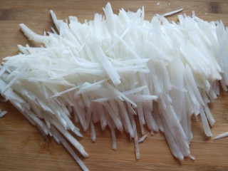 3、白萝卜香辣凉拌菜   新文美食,在切成细丝。