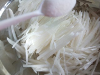 4、白萝卜香辣凉拌菜   新文美食,放入盆中加一小勺盐。