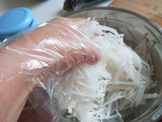 5、白萝卜香辣凉拌菜   新文美食,用手抓均匀淹制20分钟。