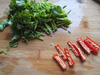 7、白萝卜香辣凉拌菜   新文美食,香菜切成段，小米去头去尾切成两半。