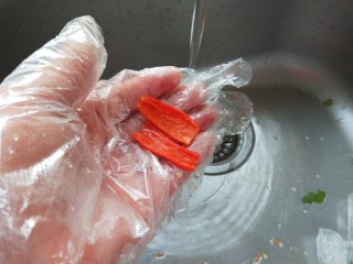 8、白萝卜香辣凉拌菜   新文美食,戴上一次性手套抠掉里面的白色籽，用水冲洗干净。