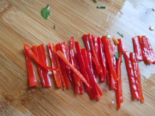 9、白萝卜香辣凉拌菜   新文美食,全部洗好切成丝。