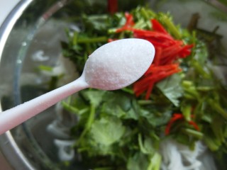 12、白萝卜香辣凉拌菜   新文美食,加入1小勺白糖，一小勺盐。