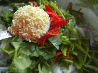 13、白萝卜香辣凉拌菜   新文美食,一勺鸡精。